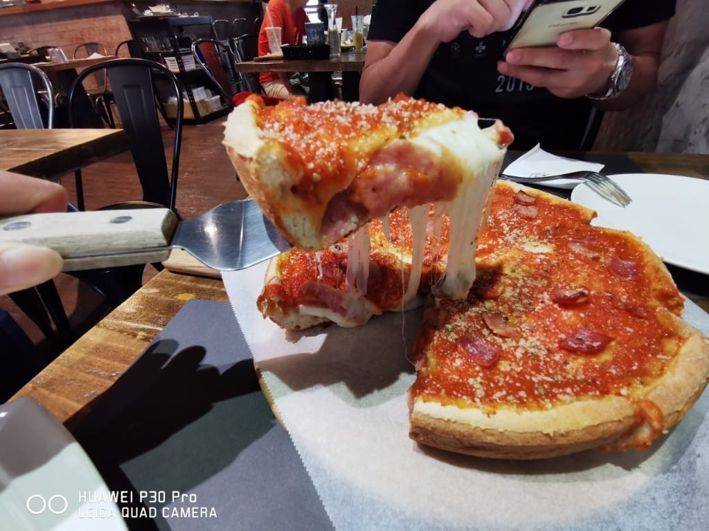 【台北美食】Love at First Bite Bakery Cafe，國父紀念館站美食芝加哥深盤Pizza