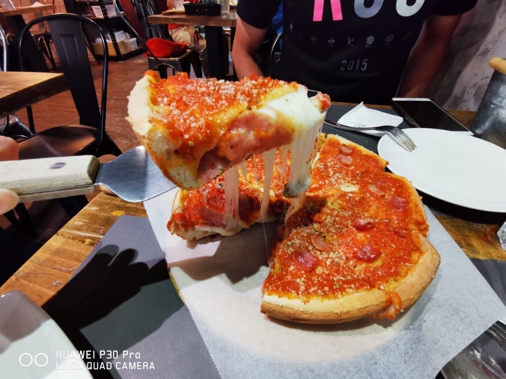 【台北美食】Love at First Bite Bakery Cafe，國父紀念館站美食芝加哥深盤Pizza