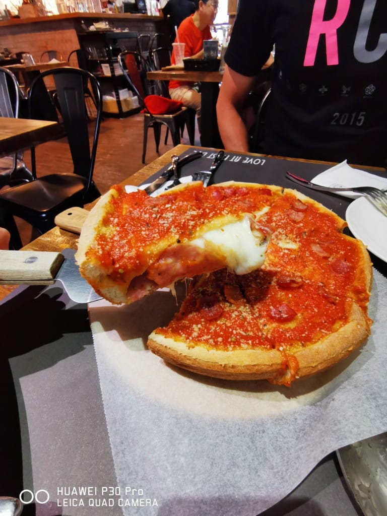 【台北美食】Love at First Bite Bakery Cafe，國父紀念館站美食芝加哥深盤Pizza
