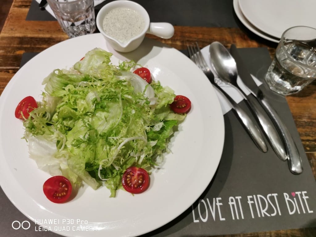【台北美食】Love at First Bite Bakery Cafe，國父紀念館站美食芝加哥深盤Pizza