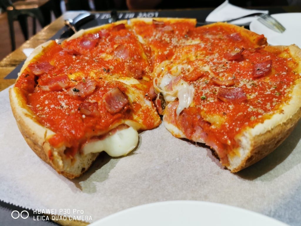 【台北美食】Love at First Bite Bakery Cafe，國父紀念館站美食芝加哥深盤Pizza