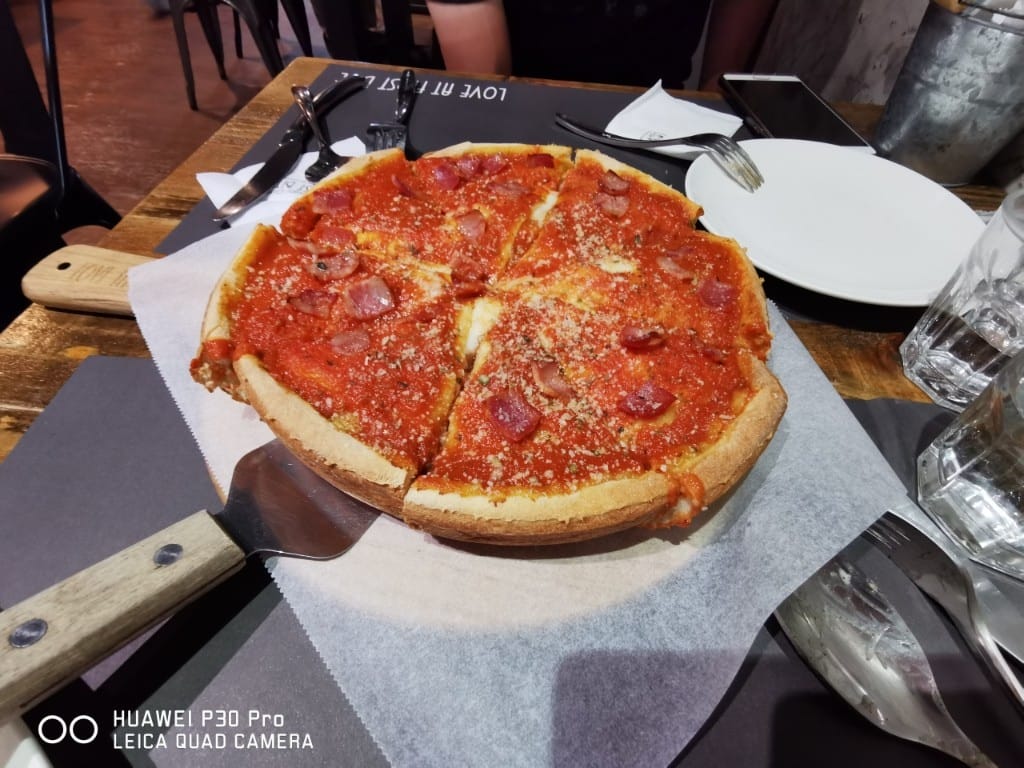 【台北美食】Love at First Bite Bakery Cafe，國父紀念館站美食芝加哥深盤Pizza