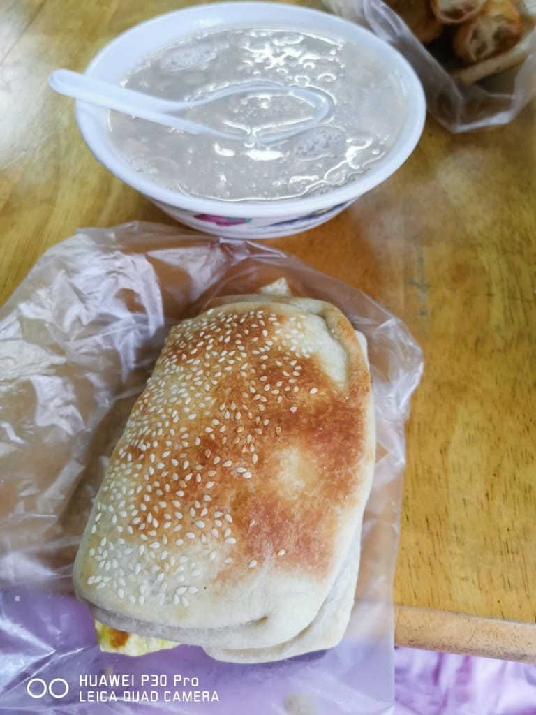 【新莊早餐】熊記燒餅油條專賣店，週休三日，有美味花生湯及燒餅油條的傳統早餐店