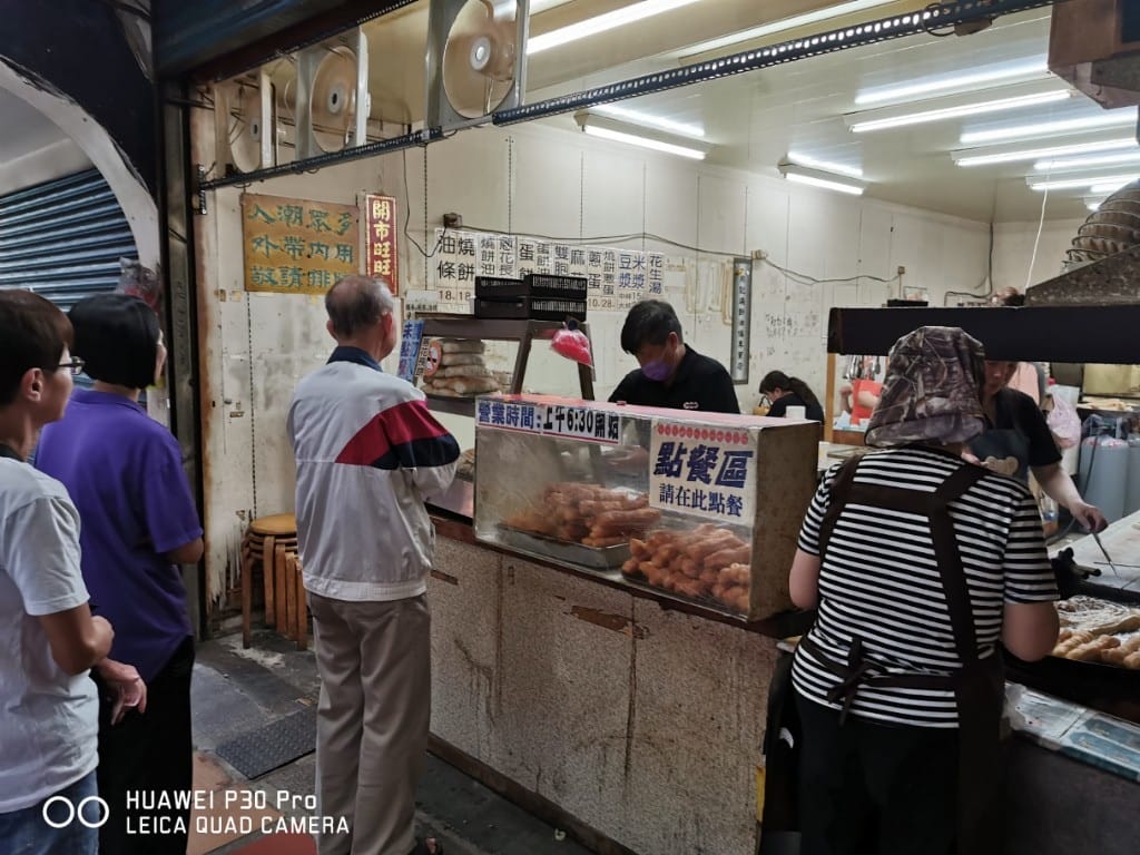 【新莊早餐】熊記燒餅油條專賣店，週休三日，有美味花生湯及燒餅油條的傳統早餐店