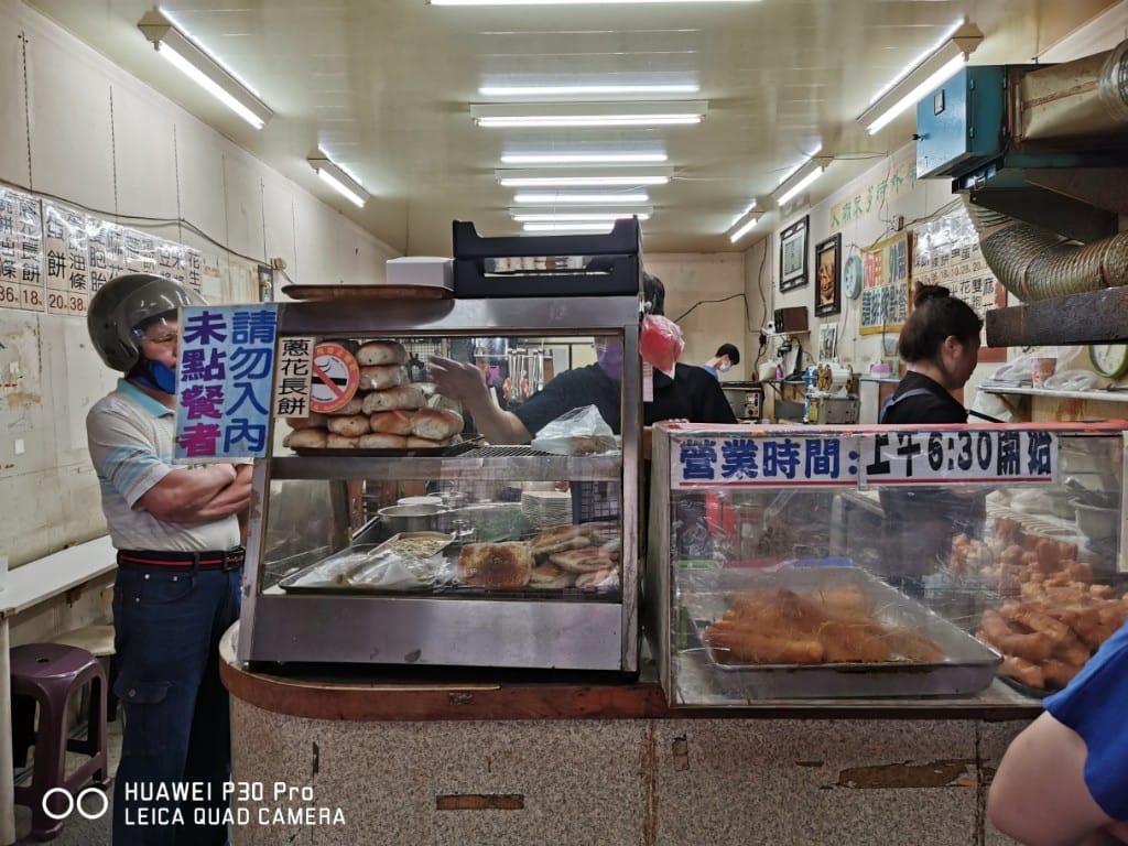 【新莊早餐】熊記燒餅油條專賣店，週休三日，有美味花生湯及燒餅油條的傳統早餐店