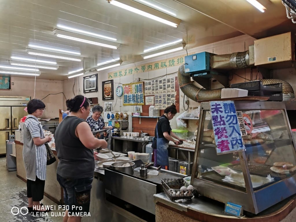 【新莊早餐】熊記燒餅油條專賣店，週休三日，有美味花生湯及燒餅油條的傳統早餐店