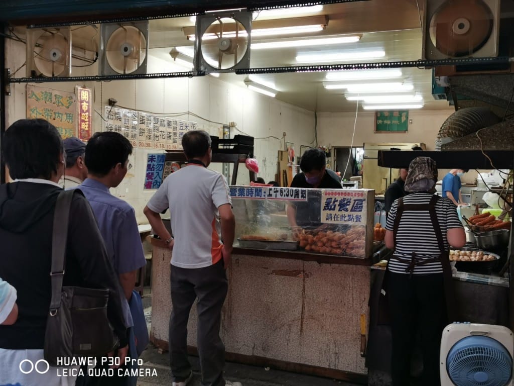 【新莊早餐】熊記燒餅油條專賣店，週休三日，有美味花生湯及燒餅油條的傳統早餐店