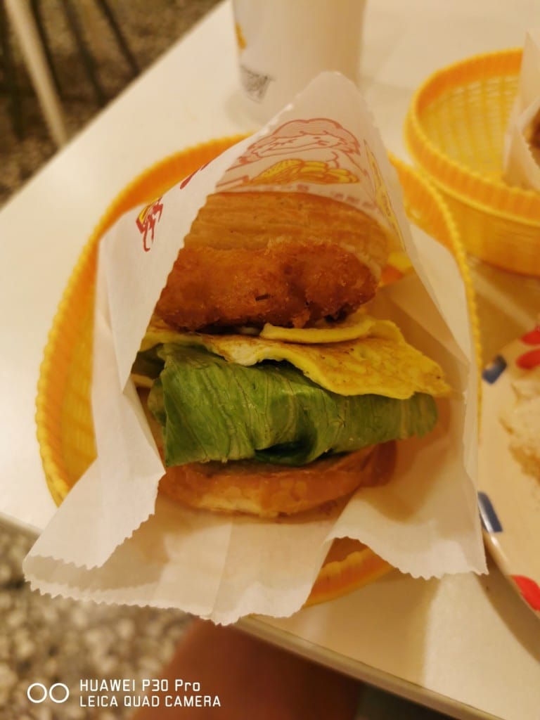 【新莊早餐】62早餐屋，菜單選擇多元，餐點可口的美味早餐，大推限量厚蛋餅
