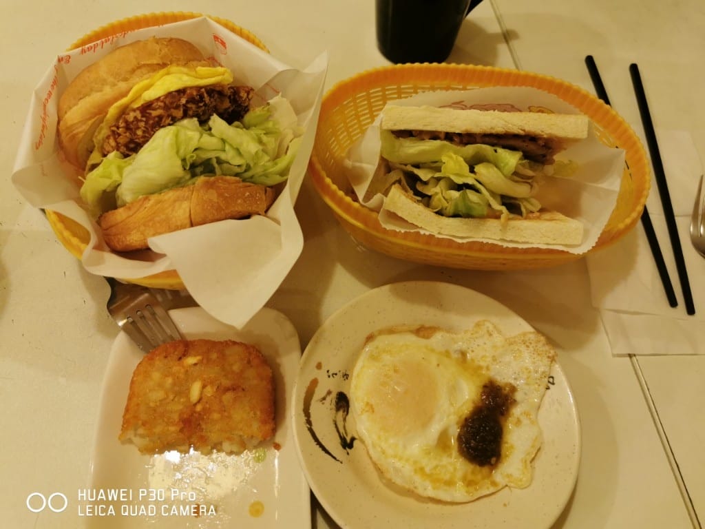 【新莊早餐】62早餐屋，菜單選擇多元，餐點可口的美味早餐，大推限量厚蛋餅