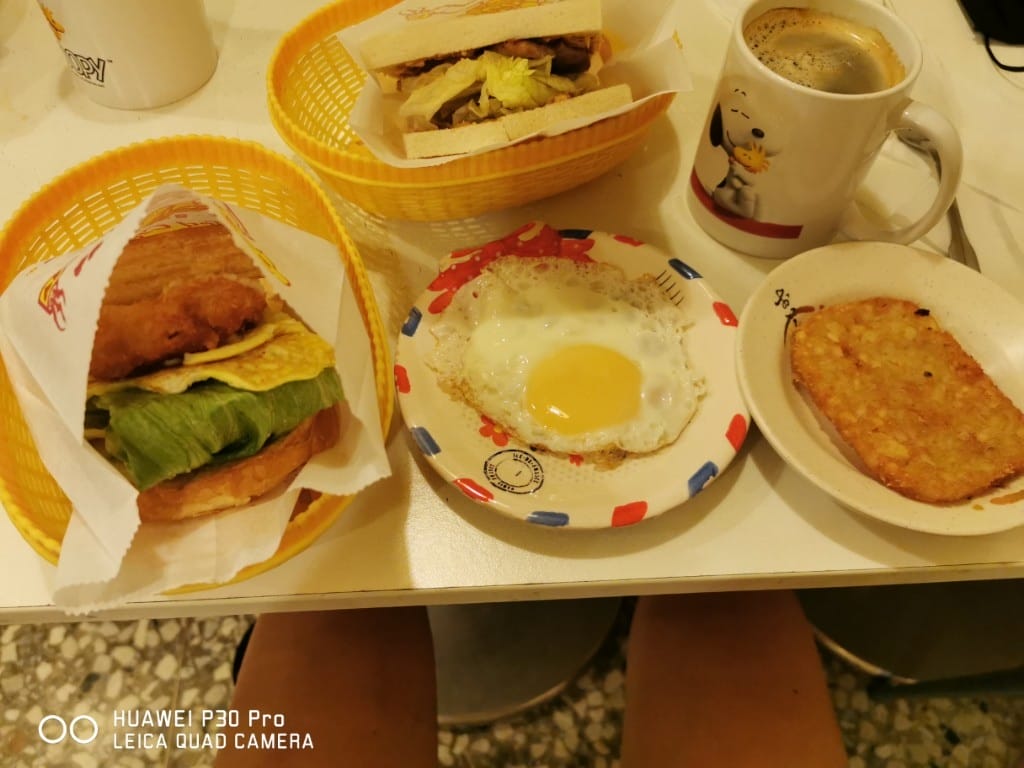 【新莊早餐】62早餐屋，菜單選擇多元，餐點可口的美味早餐，大推限量厚蛋餅