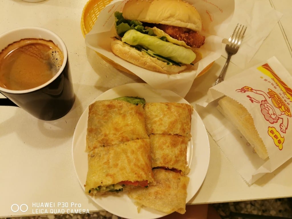 【新莊早餐】62早餐屋，菜單選擇多元，餐點可口的美味早餐，大推限量厚蛋餅