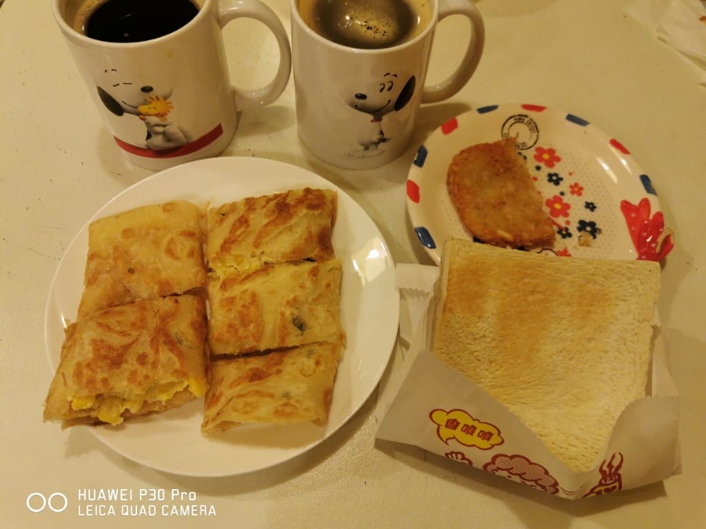 【新莊早餐】62早餐屋，菜單選擇多元，餐點可口的美味早餐，大推限量厚蛋餅