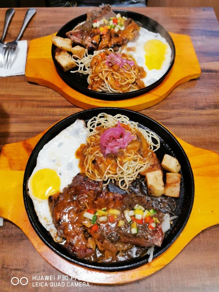 【士林美食】穿巷牛排，士東市場內的高CP值牛排，加100肉品加倍