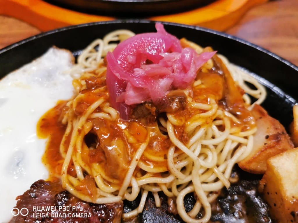 【士林美食】穿巷牛排，士東市場內的高CP值牛排，加100肉品加倍