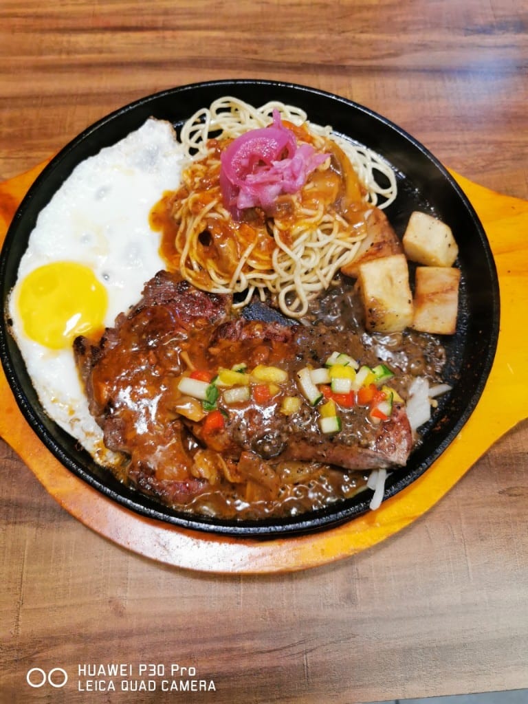 【士林美食】穿巷牛排，士東市場內的高CP值牛排，加100肉品加倍
