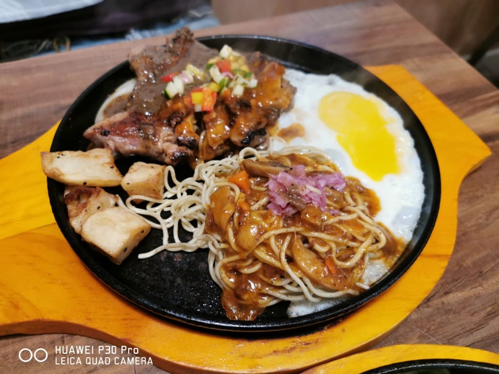【士林美食】穿巷牛排，士東市場內的高CP值牛排，加100肉品加倍
