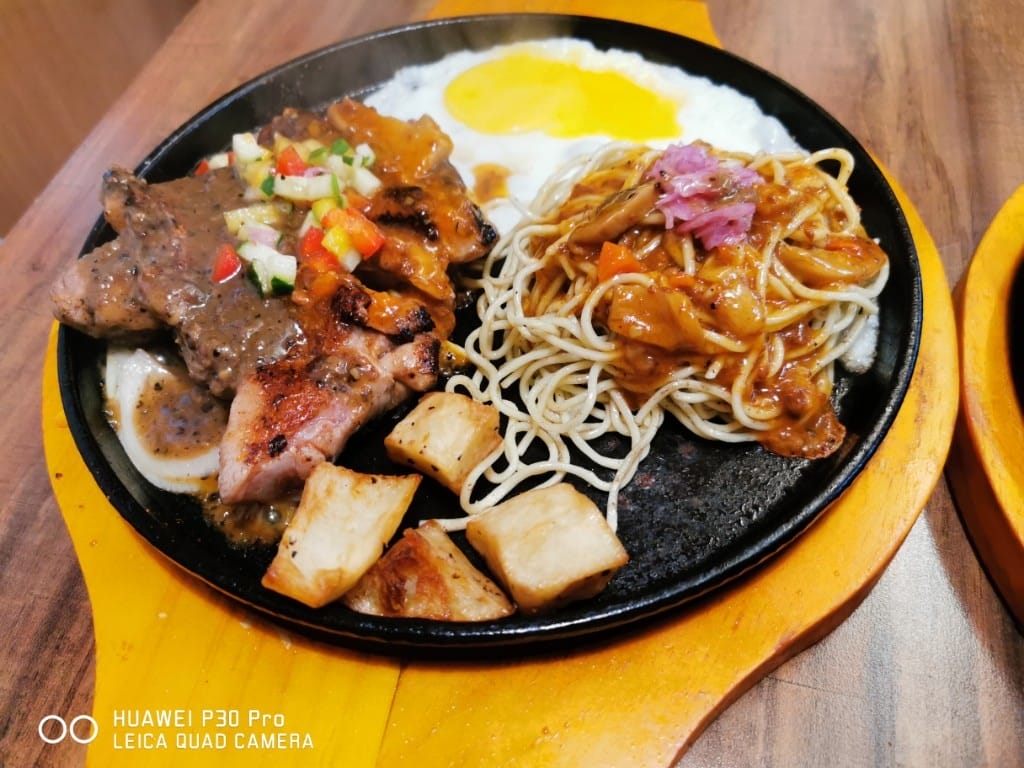 【士林美食】穿巷牛排，士東市場內的高CP值牛排，加100肉品加倍