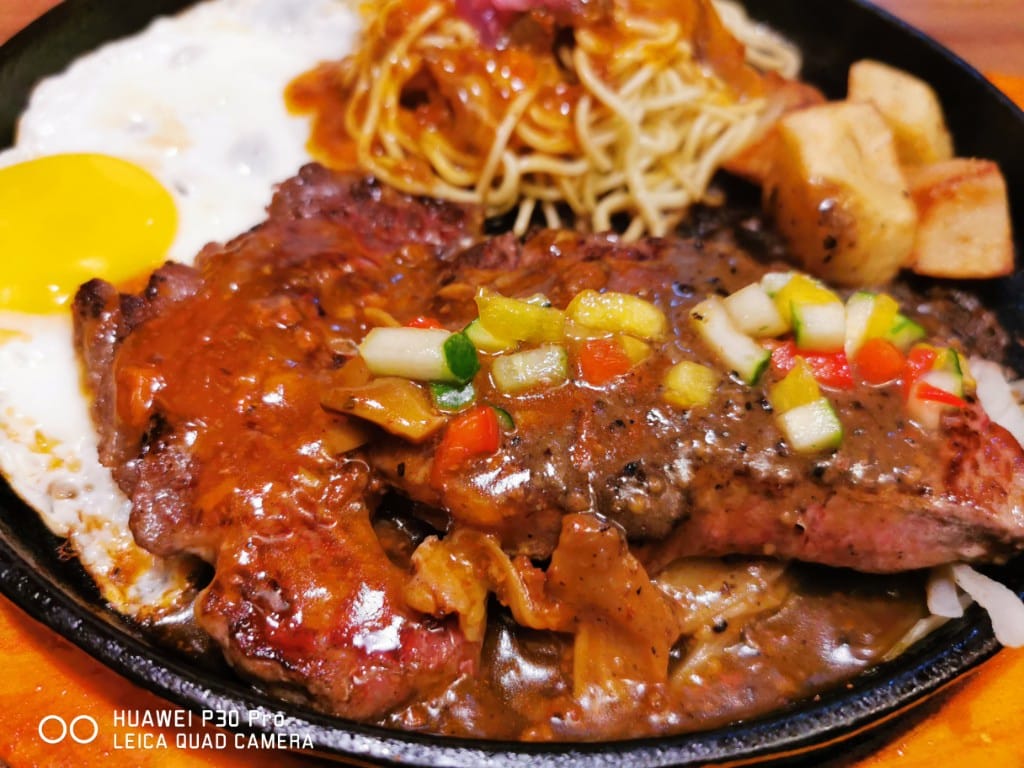 【士林美食】穿巷牛排，士東市場內的高CP值牛排，加100肉品加倍