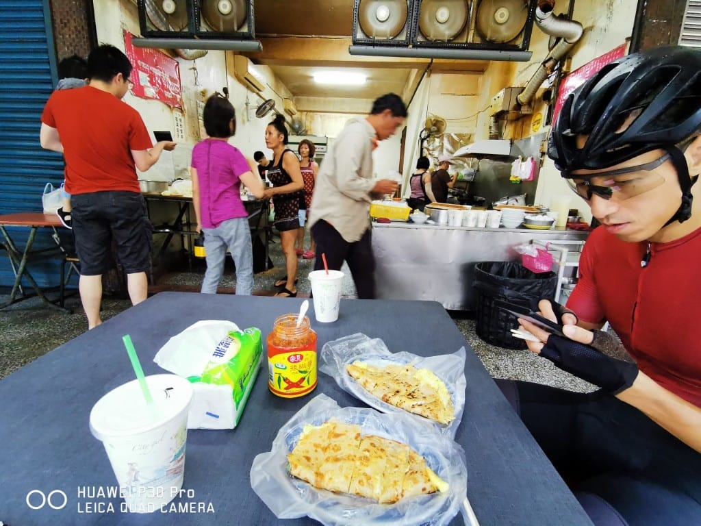 【士林美食】至誠豆漿，陽明山腳下有著超級美味的蛋餅及韭菜盒子的老牌豆漿店
