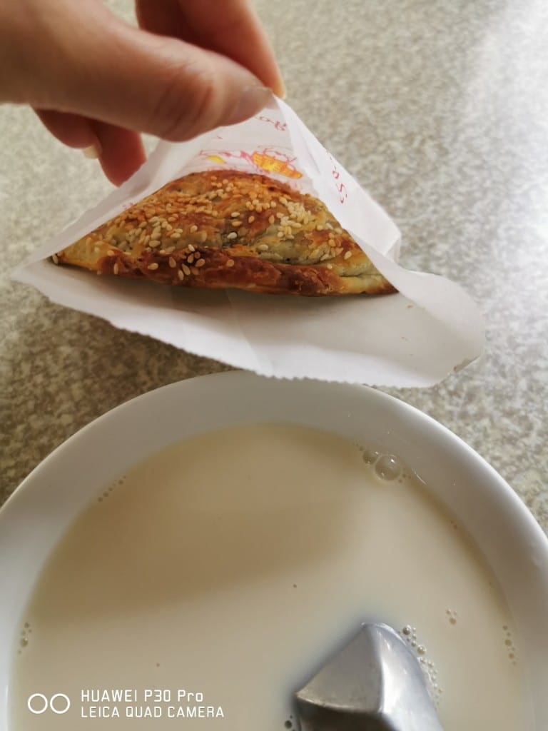 【士林美食】至誠豆漿，陽明山腳下有著超級美味的蛋餅及韭菜盒子的老牌豆漿店