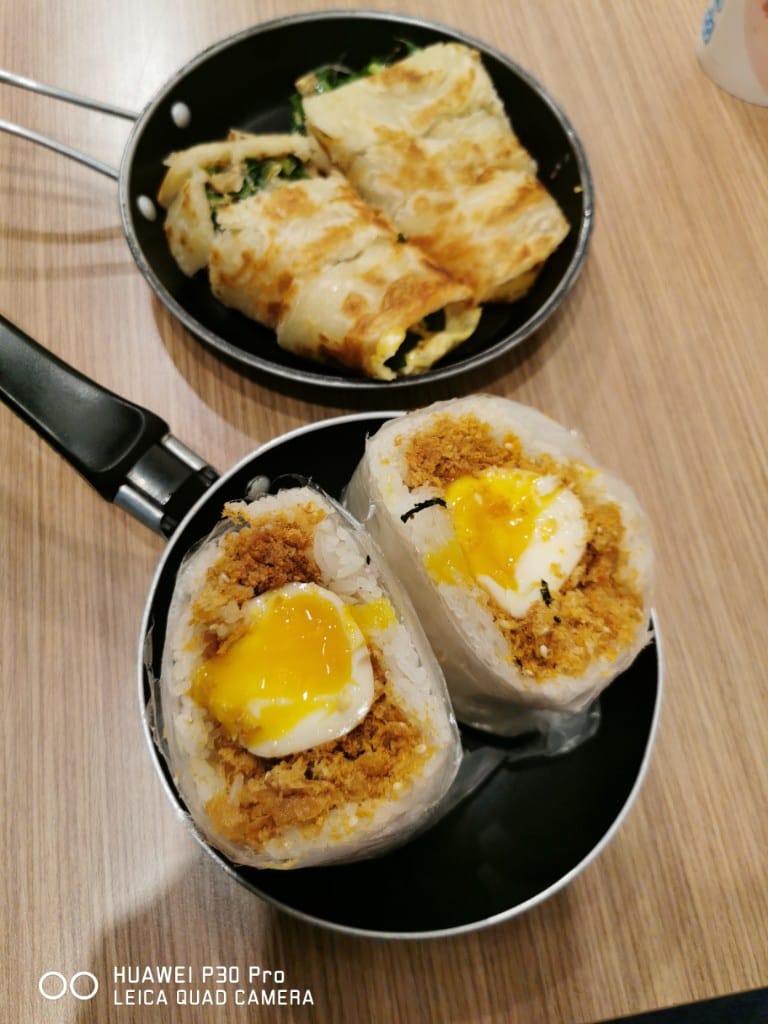 【蘆洲早餐】宏記豆漿,爆漿溏心蛋飯糰,還有包韭菜盒的美味蛋餅,自製燒餅韭菜盒子 - 第5張圖 【蘆洲早餐】宏記豆漿,爆漿溏心蛋飯糰,還有包韭菜盒的美味蛋餅,自製燒餅韭菜盒子