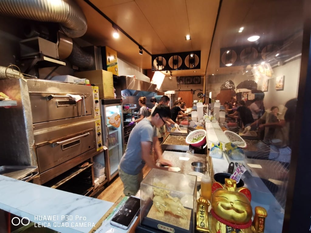 【蘆洲早餐】宏記豆漿,爆漿溏心蛋飯糰,還有包韭菜盒的美味蛋餅,自製燒餅韭菜盒子 - 第3張圖 【蘆洲早餐】宏記豆漿,爆漿溏心蛋飯糰,還有包韭菜盒的美味蛋餅,自製燒餅韭菜盒子