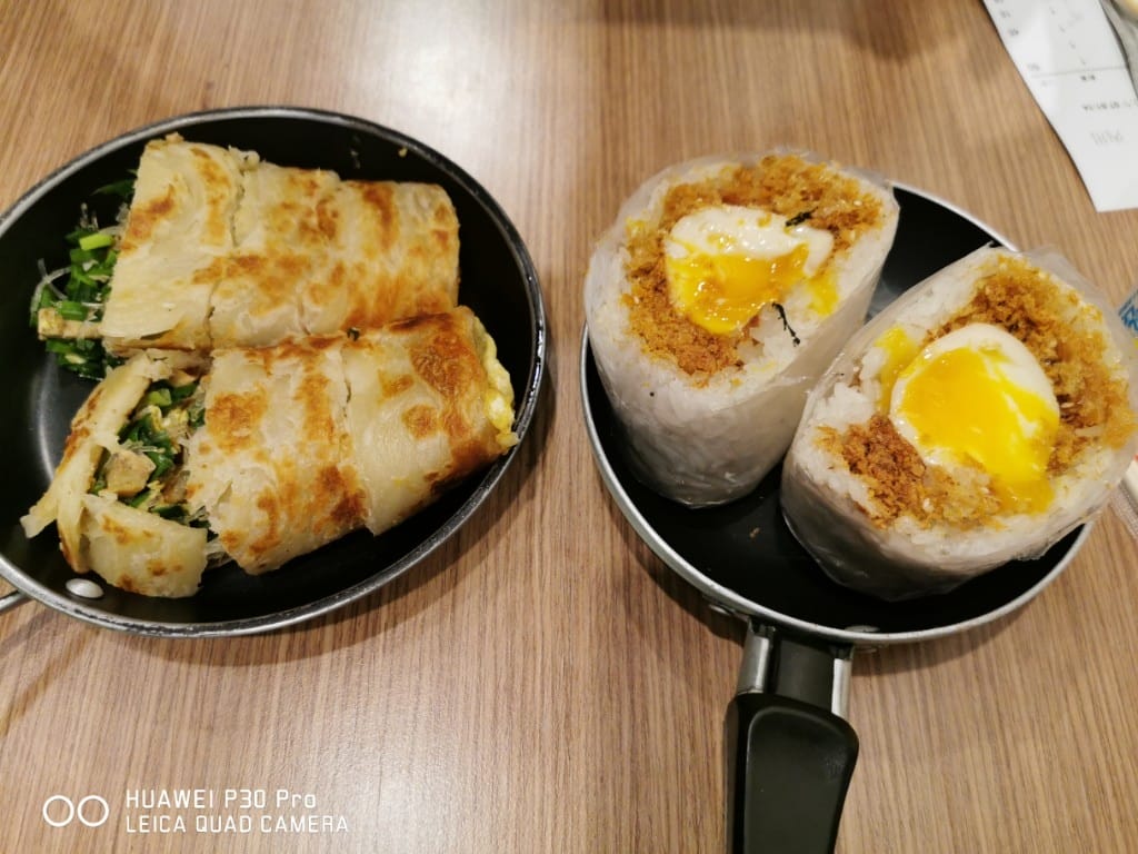 【蘆洲早餐】宏記豆漿,爆漿溏心蛋飯糰,還有包韭菜盒的美味蛋餅,自製燒餅韭菜盒子 - 第7張圖 【蘆洲早餐】宏記豆漿,爆漿溏心蛋飯糰,還有包韭菜盒的美味蛋餅,自製燒餅韭菜盒子