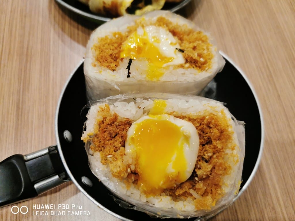 【蘆洲早餐】宏記豆漿,爆漿溏心蛋飯糰,還有包韭菜盒的美味蛋餅,自製燒餅韭菜盒子 - 第8張圖 【蘆洲早餐】宏記豆漿,爆漿溏心蛋飯糰,還有包韭菜盒的美味蛋餅,自製燒餅韭菜盒子