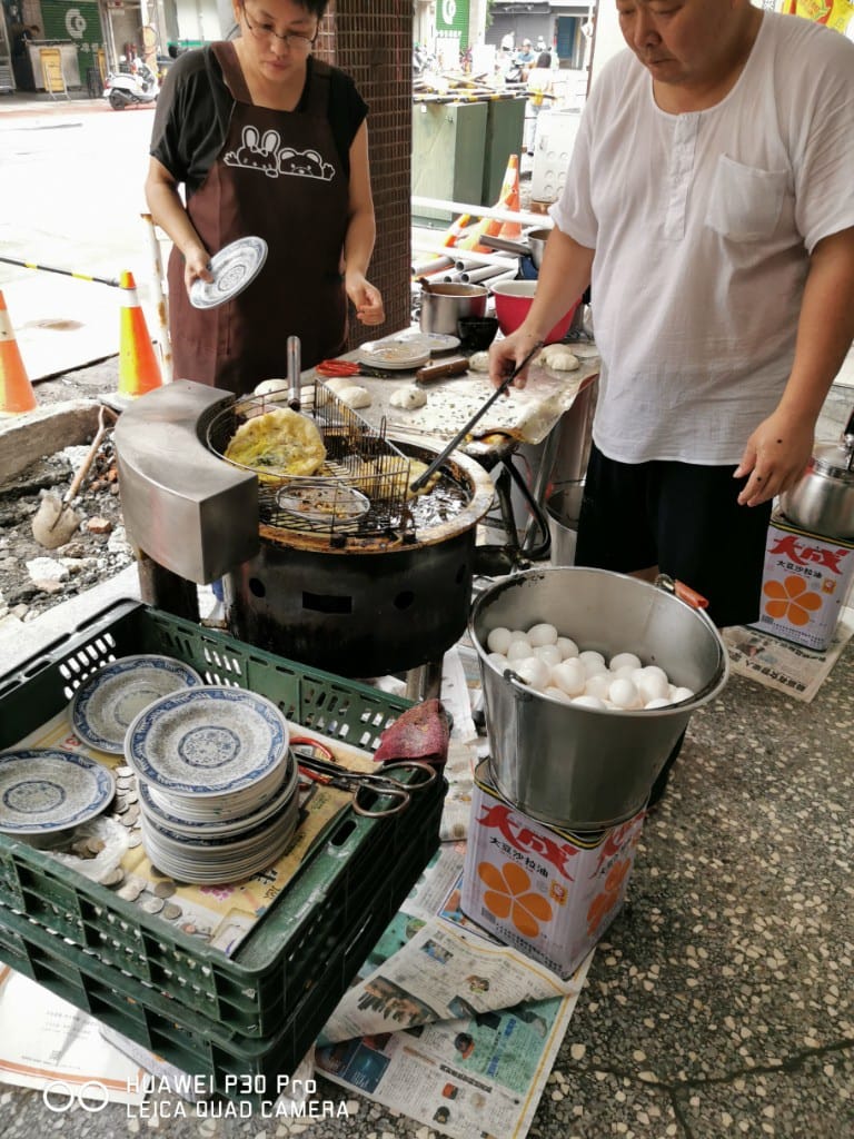 【三重美食】三重蛋餅大王，好驚豔的雙蛋蛋餅，豆漿竟然只要十元