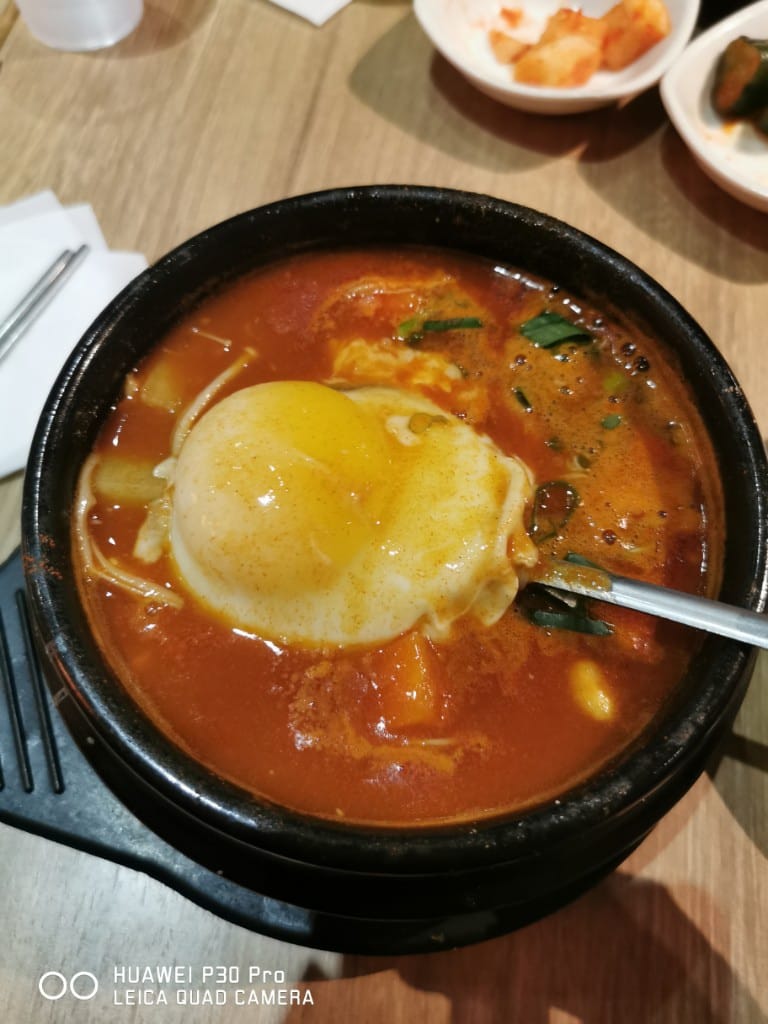【台北美食】 九尾韓國豆腐煲，東區巷弄內的平價美味韓式料理，小菜吃到飽哦