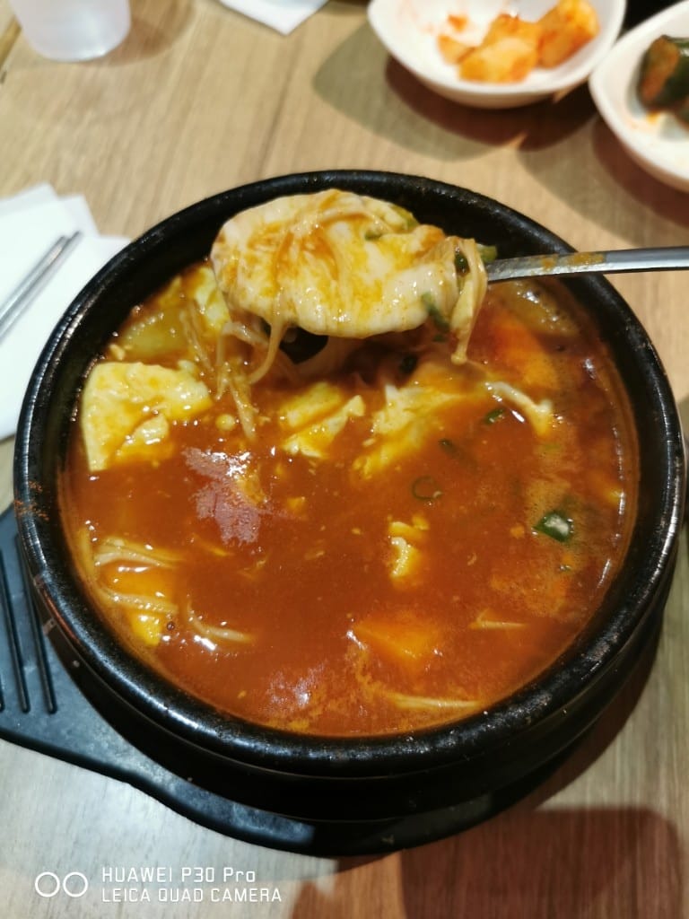 【台北美食】 九尾韓國豆腐煲，東區巷弄內的平價美味韓式料理，小菜吃到飽哦