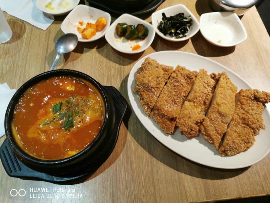 【台北美食】 九尾韓國豆腐煲，東區巷弄內的平價美味韓式料理，小菜吃到飽哦