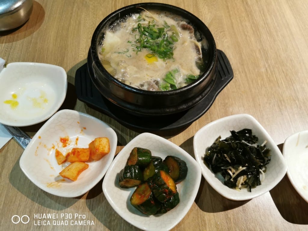 【台北美食】 九尾韓國豆腐煲，東區巷弄內的平價美味韓式料理，小菜吃到飽哦