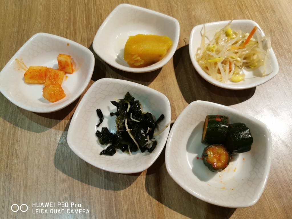 【台北美食】 九尾韓國豆腐煲，東區巷弄內的平價美味韓式料理，小菜吃到飽哦