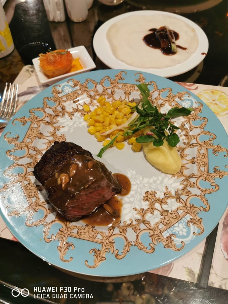 【台北美食】 君品雲軒西餐廳，頂級美國牛排吃到飽只要980＋10%