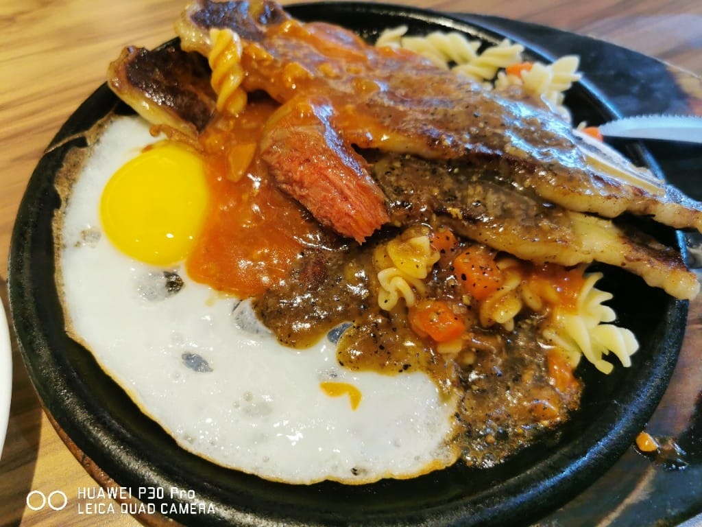 【台北美食】 我家牛排三民店，小巧實惠的牛1
排百匯