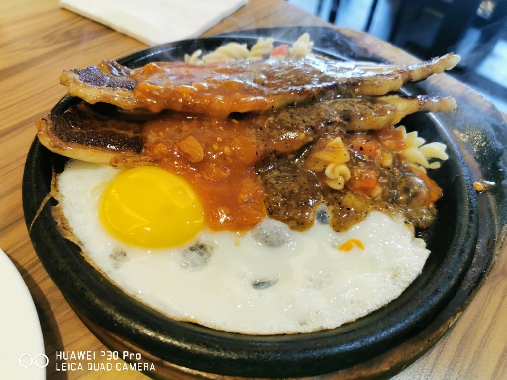 【台北美食】 我家牛排三民店，小巧實惠的牛1
排百匯