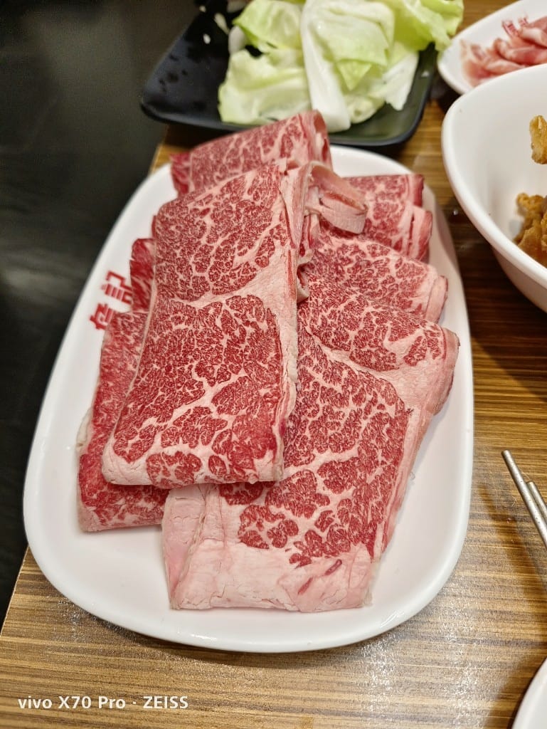 【新莊美食】 詹記麻辣火鍋，訂位已排到一個半月後的美味麻辣鍋