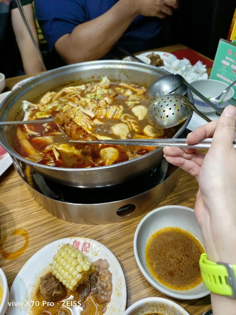 【新莊美食】 詹記麻辣火鍋，訂位已排到一個半月後的美味麻辣鍋