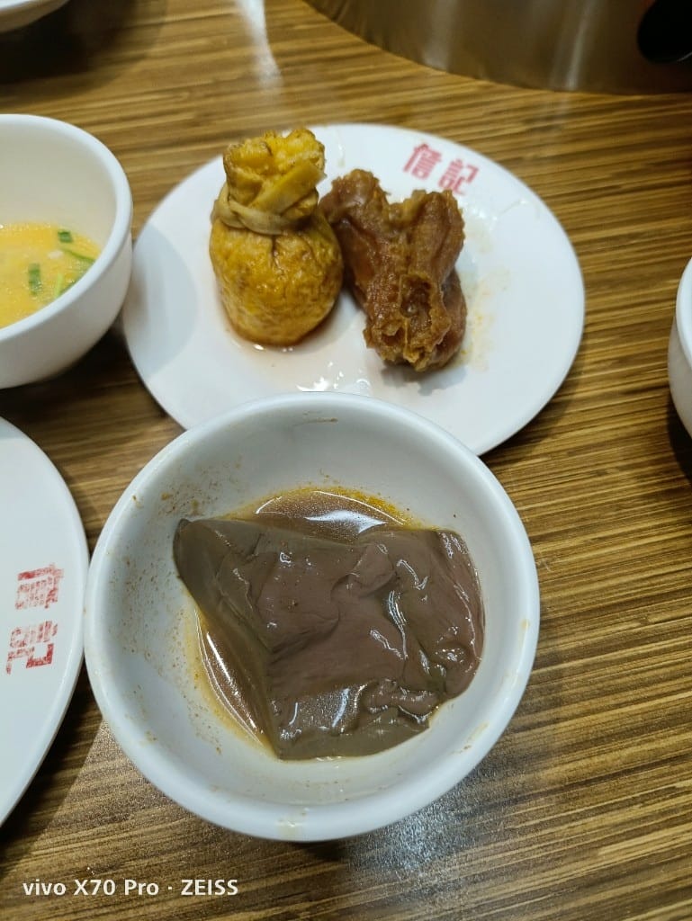 【新莊美食】 詹記麻辣火鍋，訂位已排到一個半月後的美味麻辣鍋
