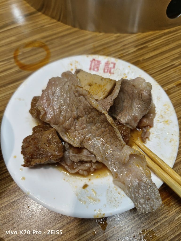 【新莊美食】 詹記麻辣火鍋，訂位已排到一個半月後的美味麻辣鍋