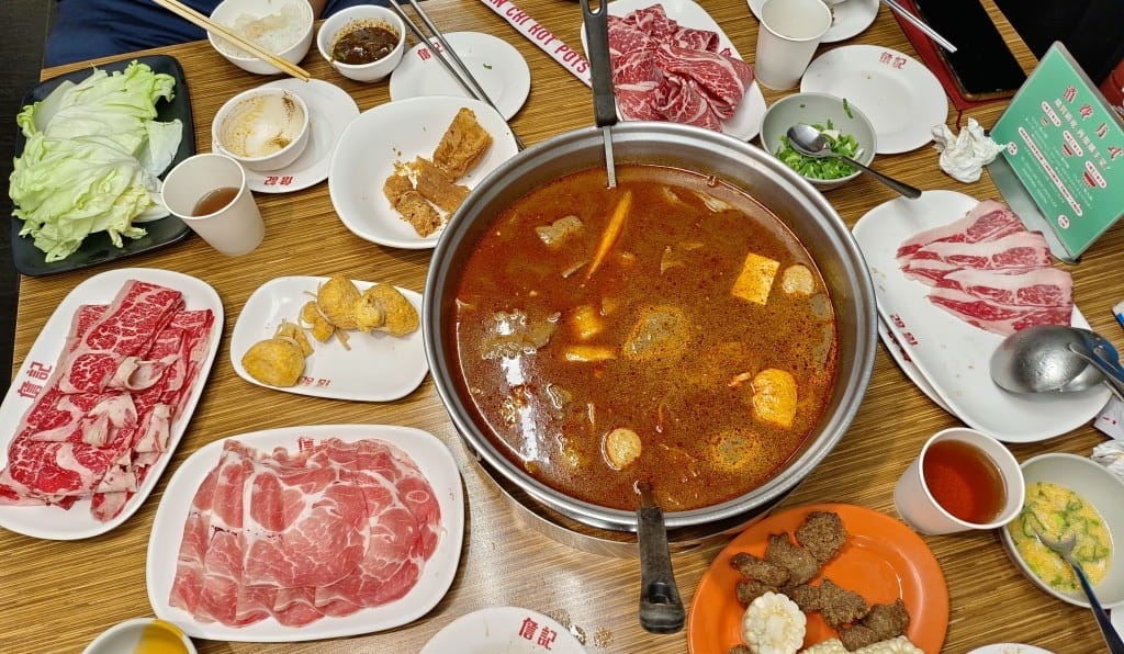 【新莊美食】 詹記麻辣火鍋，訂位已排到一個半月後的美味麻辣鍋
