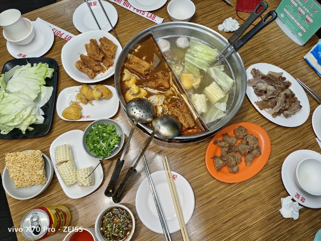 【新莊美食】 詹記麻辣火鍋，訂位已排到一個半月後的美味麻辣鍋