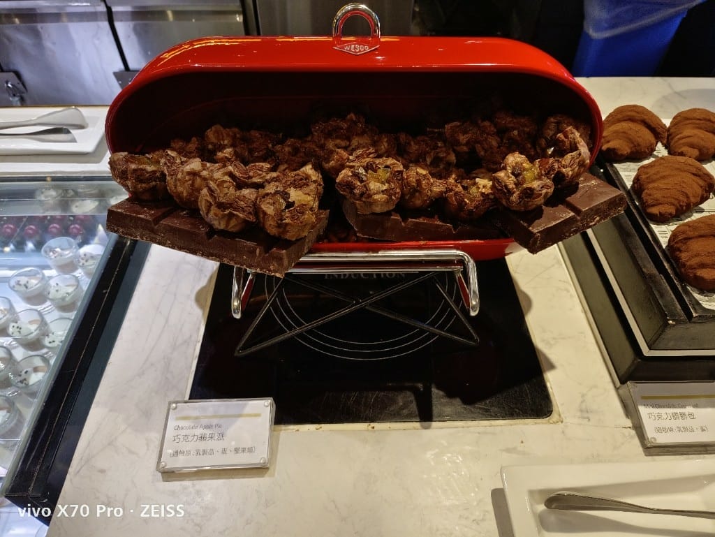 【台北美食】 寒舍艾美探索廚房，鱈場蟹腳吃到飽還有完美的甜點櫃！