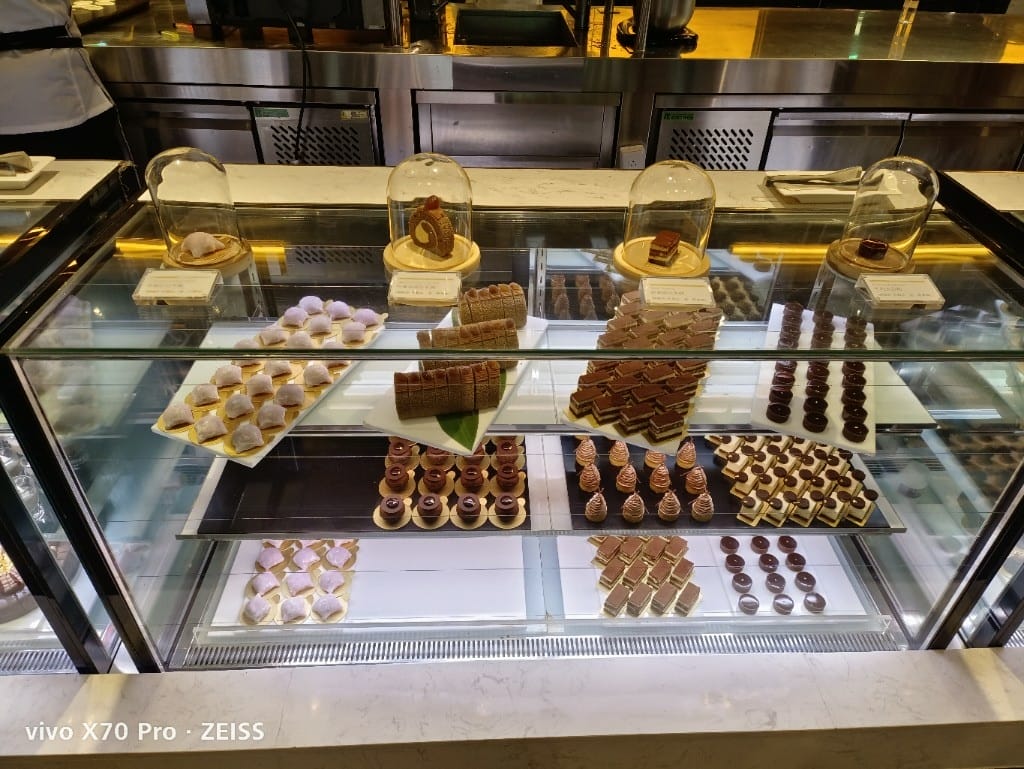 【台北美食】 寒舍艾美探索廚房，鱈場蟹腳吃到飽還有完美的甜點櫃！