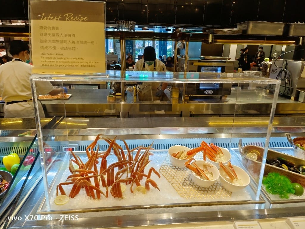 【台北美食】 寒舍艾美探索廚房，鱈場蟹腳吃到飽還有完美的甜點櫃！