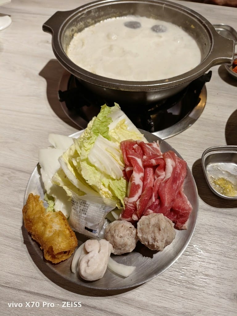 【新莊美食】 韓哥哥銅盤烤肉3訪，久久沒吃會想念的銅盤烤肉和牛奶鍋