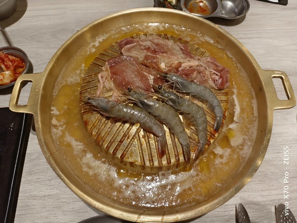 【新莊美食】 韓哥哥銅盤烤肉3訪，久久沒吃會想念的銅盤烤肉和牛奶鍋
