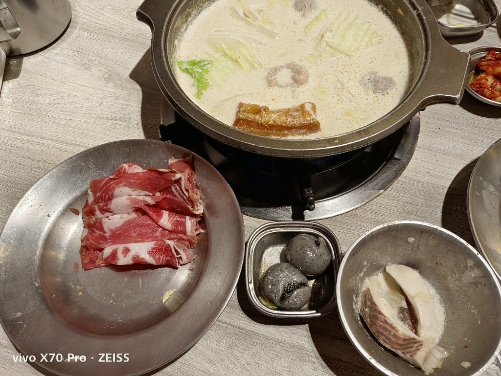 【新莊美食】 韓哥哥銅盤烤肉3訪，久久沒吃會想念的銅盤烤肉和牛奶鍋
