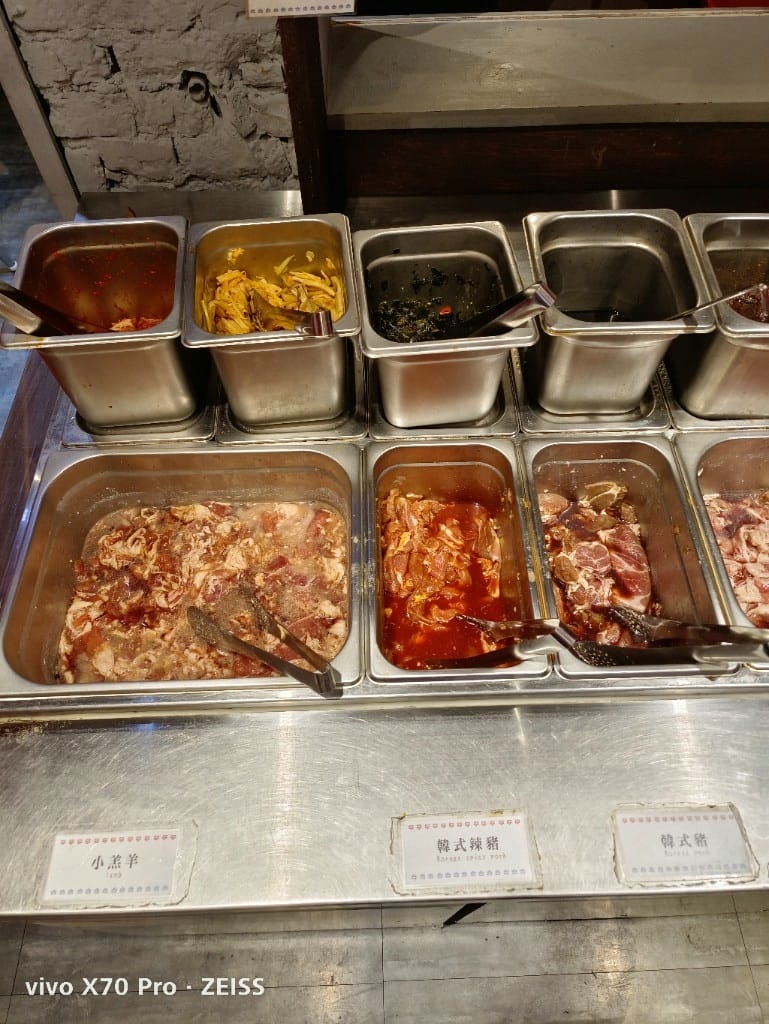 【新莊美食】 韓哥哥銅盤烤肉3訪，久久沒吃會想念的銅盤烤肉和牛奶鍋